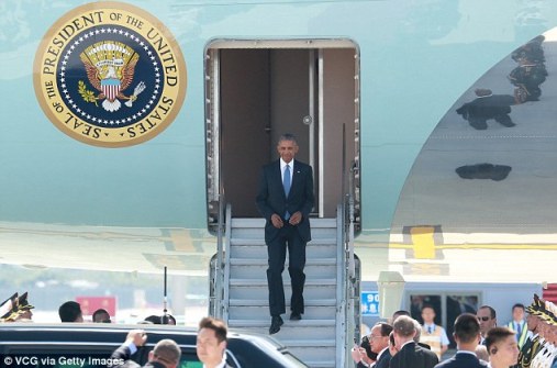 Ông Trump sẽ bỏ về nếu bị đón tiếp “không thảm đỏ” như ông Obama ảnh 2